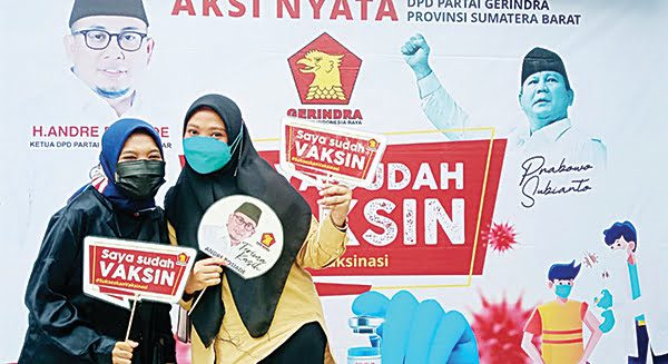 BERFOTO USAI DIVAKSIN— Dua remaja putri berfoto usai divaksinasi Covid-19 secara gratis di kantor Gerindra Sumbar, Kalan Kapuas, Kompleks GOR H Agus Salim, Kamis (2/9).