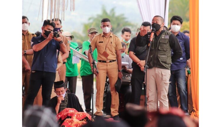 PANEN RAYA— Wakil Gubernur Sumbar  Audy Joinaldy saat menghadiri panen raya dan sekaligus penyerahan bantuan alsintan kepada kelompok tani di Kota Solok.