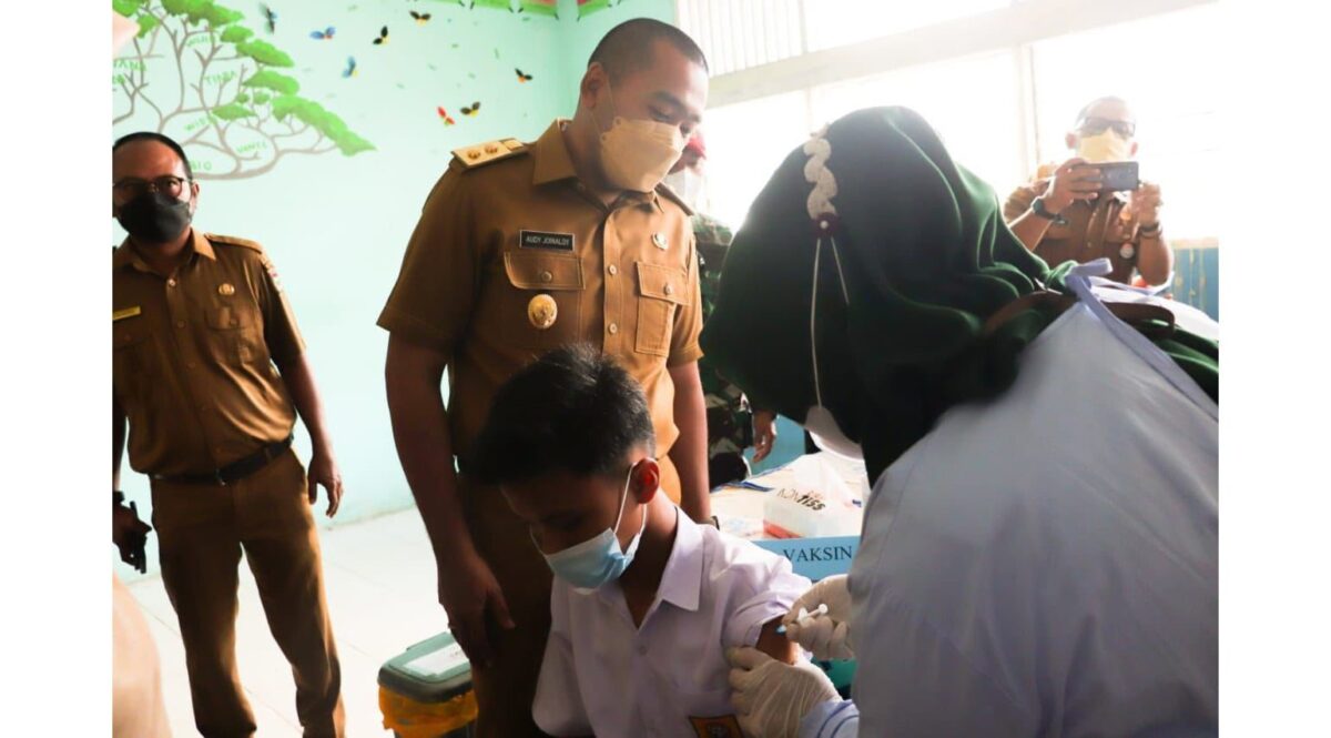 wagub saat meninjau vaksinasi di sekolah sijunjung