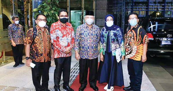 PERTEMUAN DENGAN MENTERI PUPR— Wako Padang Hendri Septa bersama rombongan usai bertemu dengan Menteri PUPR Basuki Hadimuljono, Selasa (22/9) lalu di Kantor Kementerian PUPR.
