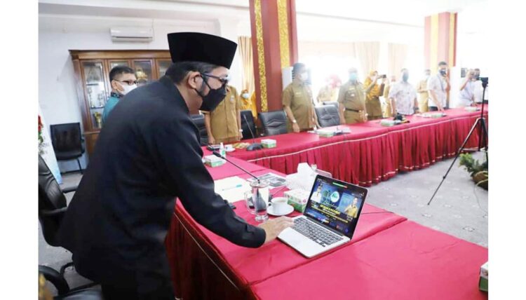 LAUNCHING e-PAYMENT—  Wako Hendri Septa mencoba menggunakan aplikasi e-Payment untuk pembayaran retribusi menara, saat launching Sistem e-Payment, Senin (20/9) di Rumah Dinas Wali Kota.