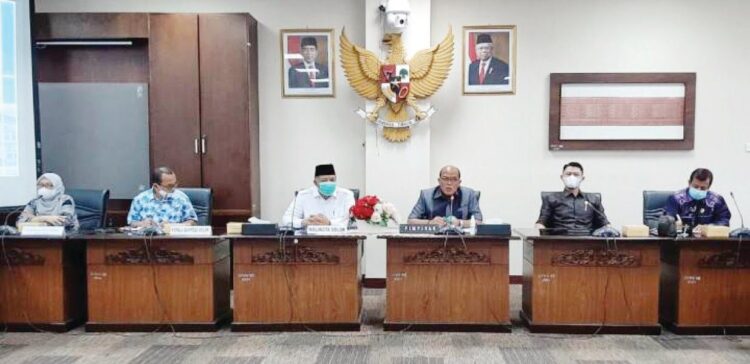 Zul Elfian Datangi DPRD Sumbar, Minta Dukungan Provinsi Bangun Kota Solok 1 Pemerintah Kota Solok mendatangi kantor DPRD Provinsi Sumbar meminta dukungan Pemprov Sumbar dalam percepatan pembangunan di daerah itu.