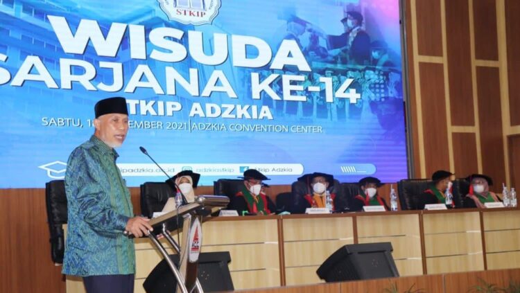 SAMBUTAN— Gubernur Sumbar Mahyeldi memberikan sambutan saat menghadiri Wisuda Sarjana ke-14 STKIP Adzkia di Adzkia Convention Center, Sabtu (18/9).