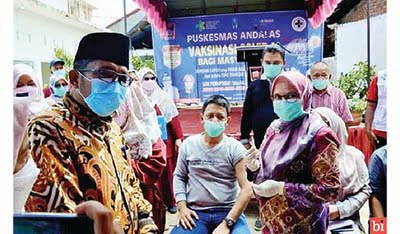 launching Vaksin — Wali Kota Padang Hendri Septa usai melaunching pelaksanaan vaksinasi Covid-19 bagi masyarakat kelompok usia lansia dan aparat pelayan publik di Kecamatan Padang Timur di Puskesmas Andalas, beberapa waktu lalu.