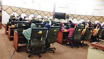 HEARING DENGAN DPRD— Perwakilan warga dari RW I Kelurahan Telukbayur kembali melakukan hearing dengan DPRD Padang, Senin (4/10). Dalam hearing itu juga hadir LPM Teluk Bayur, Dinas Pertanahan Kota Padang, BPN Kota Padang, KAN 8 Suku Kota Padang, Kabag Hukum Pemko Padang serta perwakilan Marahtando yang menghibahkan tanahnya ke Lantamal II Padang.