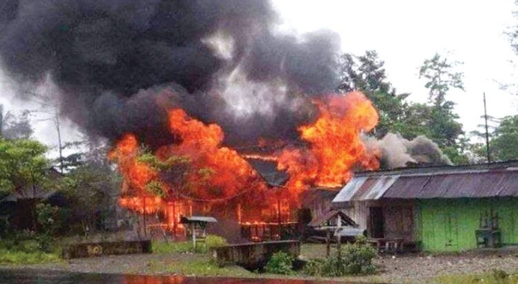 Kerusuhan di Papua, 6 Tewas, 41 Terluka 1 BAKAR—Kerusuhan antarsuku terjadi di Distrik Dekai, Yahukimo, Papua pada Minggu (3/10). Enam orang dilaporkan tewas serta rumah penduduk terbakar.