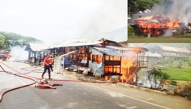 Si Jago Merah Mengamuk Dekat Istano Basa Pagaruyung, Rumah dan Kedai Ludes 1 KEBAKARAN— Kebakaran menghanguskan satu unit rumah dan kedai di Balai Janggo, Nagari Pagaruyung, Kecamatan Tanjung Emas, Tanah Datar, Jumat (15/10) sekitar pukul 11.35 WIB. Kejadian ini berjarak lebih kurang 200 meter dari Istano Basa Pagaruyung.