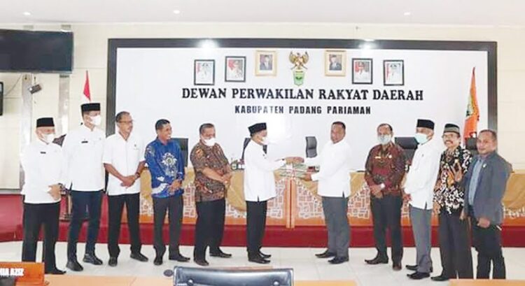 Ketua Pimpin Sidang Paripurna DPRD RAPBD Padangpariaman tahun 2022, Bupati Apresiasi Usulan Anggota Dewan Demi Kemajuan 1 Wabup Padangpariaman Rahmang menyerahkan nota penjelasan RAPBD tahun 2022.