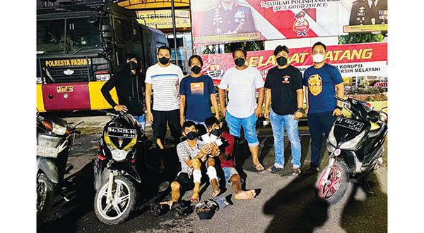 KOMPLOTAN— Empat pelaku komplotan jambret dan curanmor ditangkap Tim Klewang Satreskrim Polresta Padang.