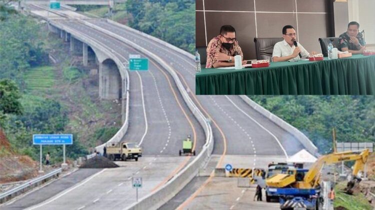 PRESS RILIS— Asisten Intelijen Kejati Sumbar Mustaqpirin, Aspidsus Kejati Sumbar Suyanto dan Kasi Penkum Fifin Suhendra saat melakukan press rilis Penetapan 13 tersangka dugaan kasus ganti rugi lahan Taman Kehati Kabupaten Padang Pariaman, Jumat (29/10).