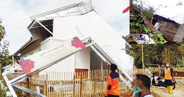 PUTING BELIUNG— Lima unit rumah dan Pesantren Ashabul Quran di Kecamatan Situjuah Limo Nagari, Kabupaten Limapuluh Kota, mengalami kerusakan akibat diterjang angin puting beliung, Jumat (1/10) dinihari.