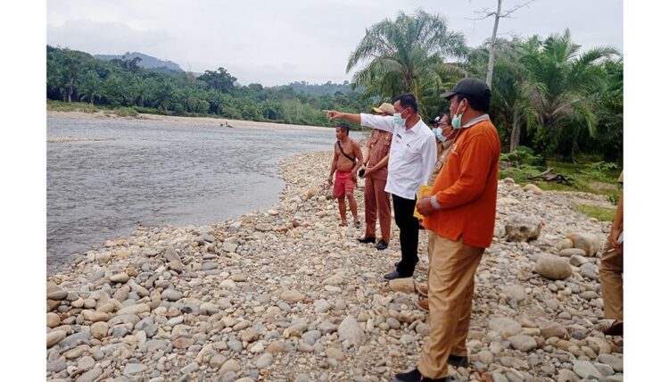 Bupati Pesisir Selatan, Rusma Yul Anwar, didampingi Kepala Dinas Pengelolaan Sumber Daya Air (PSDA) Pesisir Selatan, Doni Gusrizal, saat mengunjungi aliran Batang Tapan Selasa (5/10).