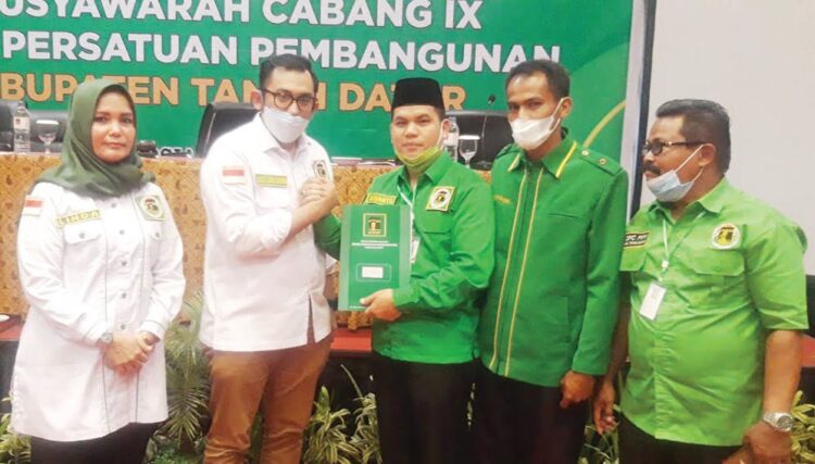 SALAM— Arianto salam komando usai terpilih sebagai tim formatur.