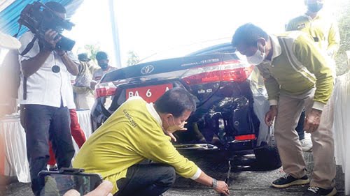 PASANG ALAT UJI EMISI— Pj Sekda Padang, Arfian memasang alat uji emisi pada mobil dinas yang dipakainya saat dilakukan uji emisi di pelataran parkir TMP Lolong, Rabu (13/10).