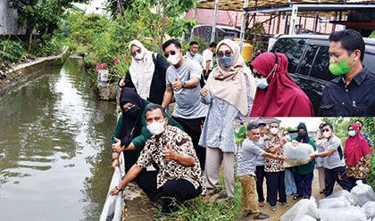 anggota DPRD Kota Padang Elly Thrisyanti, SE, Akt dan Kadis Kelautan, Perikanan dan Pangan Kota Padang, Guswardi bersama warga melepas benih ikan nila sungai kecil di RT 03 RW 06 Kel.Parak Laweh Pulau Aie Nan XX.