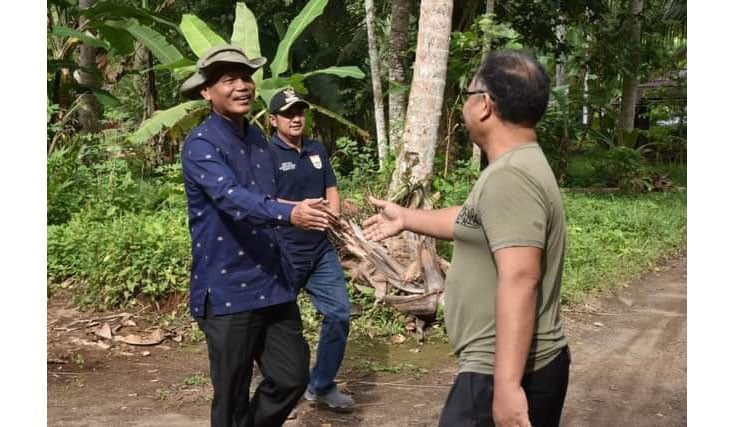 TINJAU—Wali Kota Pariaman H Genius Umar saat meninjau pembangunan jalan baru di Desa Talago Sariak.