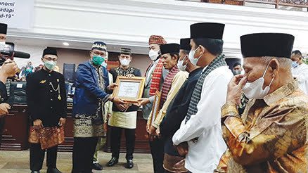 PENGHARGAAN--Gubernur dan pimpinan DPRD menyerahkan penghargaan kepada sejumlah tokoh yang dianggap berhasil mengembangkan koperasi dan koperasi syariah. Selain itu juga diberikan anugerah kebudayaan pada individu dan kelompok yang melestarikan dan memajukan bidang adat dan penelitian, kesenian, cagar budaya.