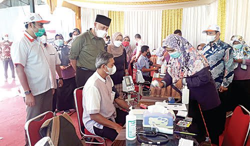 1.000 Kader PKS Divaksin di Kecamatan Koto Tangah, Sediakan 13.000 Dosis Vaksin Sinovac dan Moderna 1 TINJAU VAKSINASI— Ketua DPW PKS Sumbar yang juga Gubernur Sumbar Mahyeldi Ansharullah melihat langsung vaksinasi massal yang digelar DPW PKS Sumbar, Minggu (3/10) di kantor DPW PKS Sumbar, Jalan Adinegoro, Kelurahan Bungo Pasang.