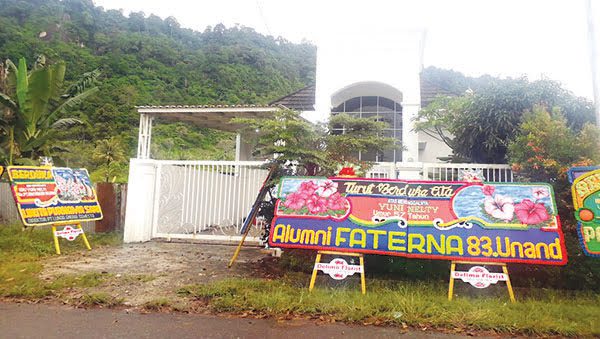 LOKASI PERAMPOKAN— Kondisi rumah di RT 08 RW 03, Kelurahan Kuranji, Kecamatan Kuranji, Kota Padang yang menjadi tempat terjadinya perampokan, terlihat kosong dan dipenuhi oleh karangan bunga di halaman rumah.
