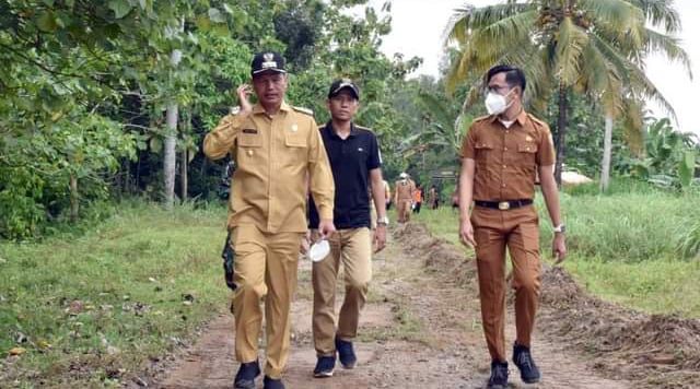 Maknai Semangat dan Komitmen Sabiduak Sadayuang di Kota Pariaman 1 TINJAU—Wali Kota Pariaman Genius Umar saat meninjau jalan yang akan dibangun.