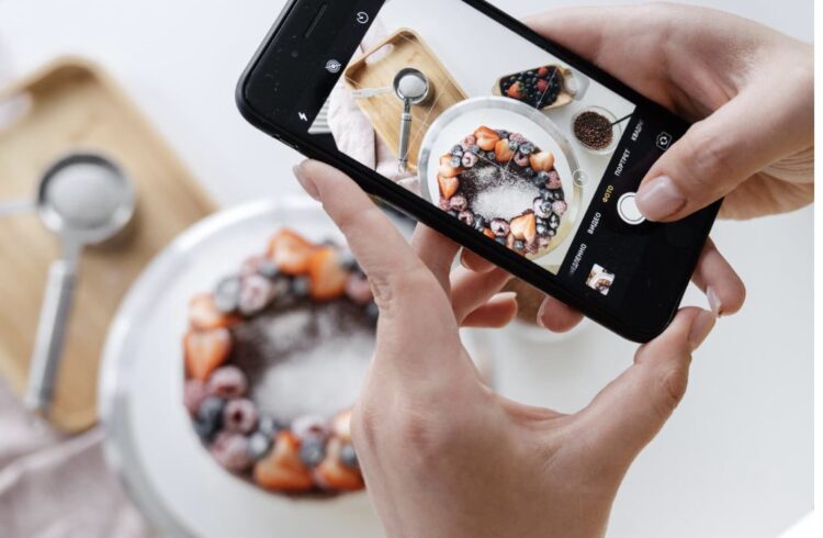 Sumber gambar: https://www.pexels.com/id-id/foto/makanan-wanita-tangan-smartphone-7525169/