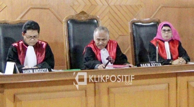 Kuasa hukum Xaveriandi Sutanto mengajukan surat penundaan eksekusi dan pemusnahan 237 ton gula kristal putih yang tersimpan di gudang CV Padi Rimbun Berjaya.