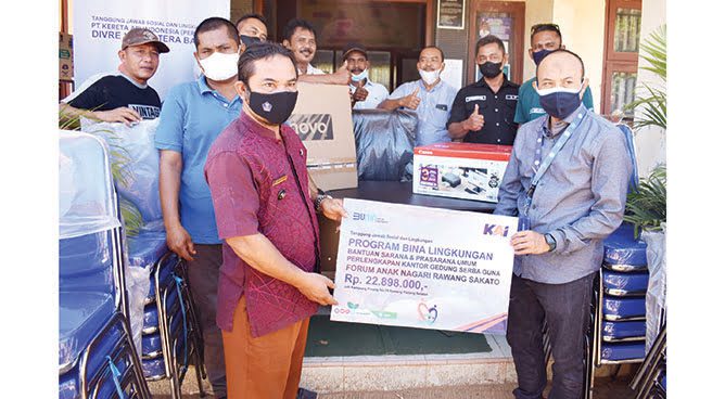 Lurah Rawang, Ahmad Yani didampingi Zukri Amrah, Hengki, Yosrizal menerima bantuan CSR PT KAI secara simbolis kelengkapan mobiler untuk Balai Pertemuan Pemuda Kelurahan Rawang.