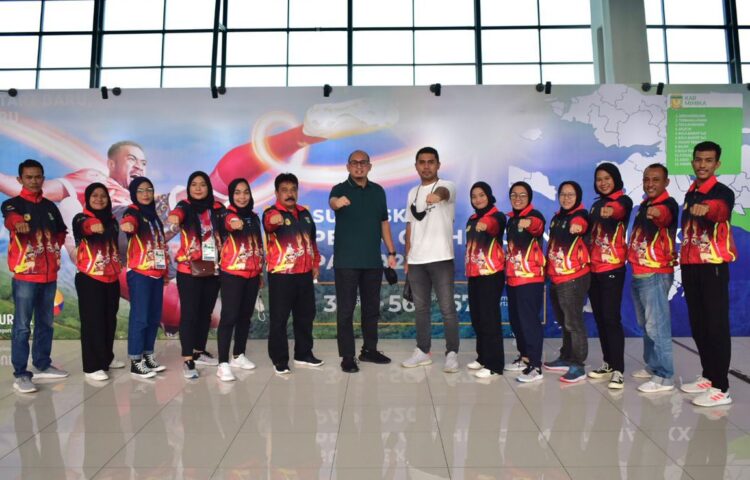 Ketua FORKI Sumbar Andre Rosiade menyambut dan menjamu para karateka Sumbar usai berlaga di PON Papua, Minggu (17/10).