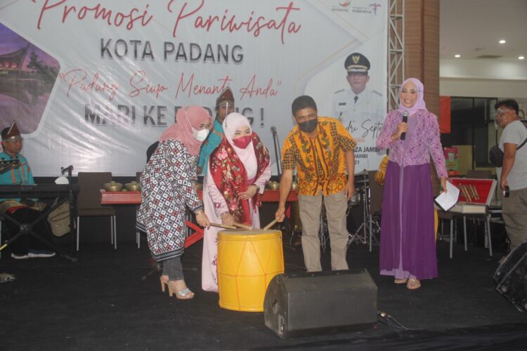 Anggota DPRD Kota Padang Nila Kartika memukul gendang tanda dimulainya Promosi Wisata Kota Padang di Kota Jambi.