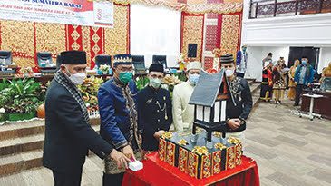 Paripurna Peringatan HUT ke-76 Sumbar, Bangkit dan Tingkatkan Pertumbuhan Ekonomi di Masa Pandemi Covid-19 1 PENCET BEL-- Gubernur Sumbar Mahyeldi bersama Ketua DPRD Sumbar Supardi melakukan pemencet bel menandai perayaan Hari Jadi Provinsi Sumatera Barat (Sumbar) ke 76 tahun.
