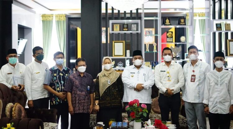 APIP untuk Perbaikan Kinerja di Padangpariaman 1 Bupati Padangpariaman, Suhatri Bur menerima kunjunan Kepala Perwakila BPKP Sumatera Barat. Saat itu Bupati bersama Asisten Tata Pemerintahan dan Kesejahteraan Rakyat Sekretatiat Daerah, Rudi Rahmad, Inspektur Hendra Aswara, Kepala BPKD Taslim Letter, Kepala Dinas Pekerjaan Umum Deni Irwan, Kepala Dinas DPMD Erman,Kepala Dinas Kesehatan Yutiardi Rivai.