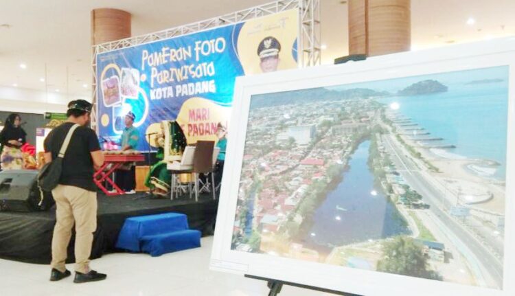 PAMERAN FOTO— Dinas Pariwisata Kota Padang menggelar kegiatan Pameran Foto dan Promosi Pariwisata Kota Padang di Kota Jambi, beberapa waktu lalu. Pameran foto sendiri menampilkan kekayaan destinasi pariwisata Kota Padang.
