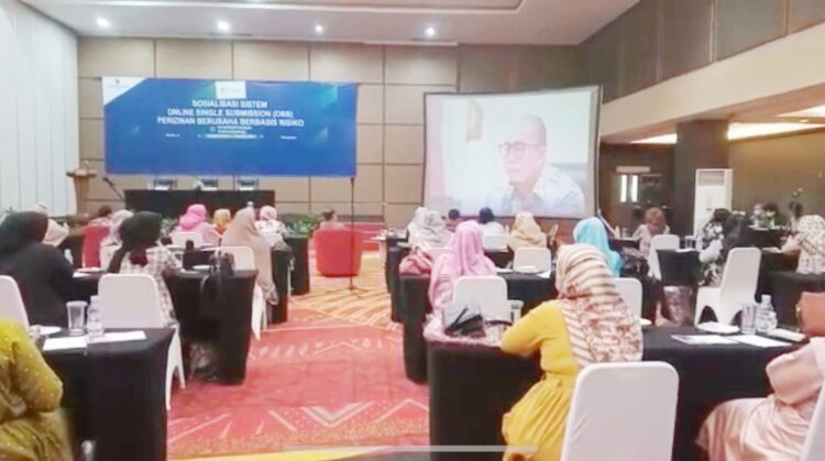 NARASUMBER— Anggota Komisi VI Andre Rosiade menjadi narasumber secara virtual dalam Sosialisasi Sistem Online Single Submission (OSS) Perizinan Berusaha Berbasis Risiko di Hotel Truntum Padang, Kamis (21/10).