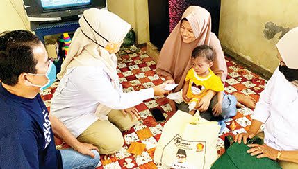 SERAHKAN UANG TUNAI— Pengurus Gerindra Sumbar menyerahakan uang tunai dan sembako dari Andre Rosiade kepada keluarga Shanum, balita penderita jantung bocor di Lubeg.