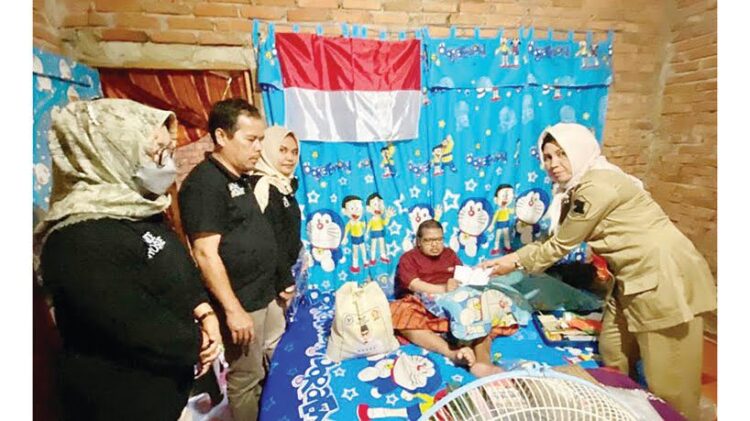 Andre Rosiade Bantu Penyandang Disabilitas di Tanahdatar, Novi Diserang Tumor Ganas sejak 1987 1 SEMBAKO DAN UANG TUNAI — Pengurus DPD Gerindra Sumbar dan DPC Tanahdatar menyerahkan bantuan uang tunai dan sembako dari Andre Rosiade kepada penyandang disabilitas di Tanahdatar, Novi Yulia Hendra.