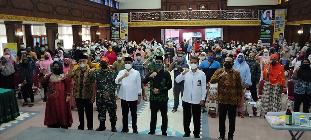Anggota DPR RI Darul Siska Bersama BPOM Sumbar Gelar Sosialisasi dan Vaksinasi di Sijunjung