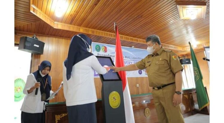 MAKSIMALKAN LAYANAN— Wali Kota Solok, Zul Elfian melakukan launching e-Delivey untuk memaksimalkan pelayanan kepada masyarakat.