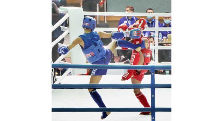 Muay Thai Sumbar Sumbang 2 Medali 1 MEDALI PERUNGGU— Atlet Muay Thai Sumbar Gilang Dwi Fajri (kiri) harus puas memperoleh perunggu usai dikalahkan petarung asal Jawa Timur, Galih Bangkit, Kamis (30/9).