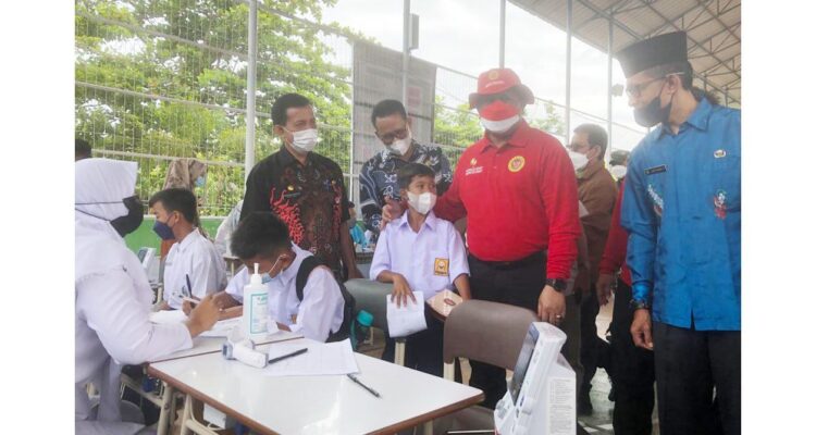 VAKSINASI MASSAL— Kepala BINDA Sumbar Hendra bersama Sekretaris Kota Padang Arfian saat meninjau pelaksanaan vaksininasi massal di MAN Padang, serta mendatangi rumah warga yang kurang mampu di kawasan Alai Parak Kopi.