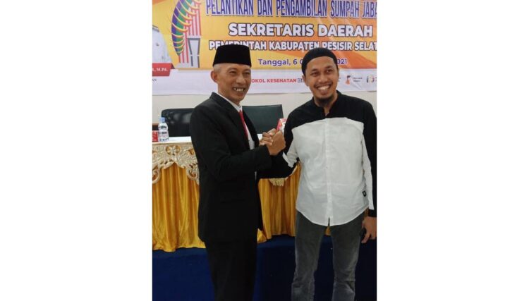 SALAM KOMANDO—Sekretaris BPC. HIPMI Pessel Hafiz Anderson, salam komando dengan Sekda Pessel Mawardi Roska.