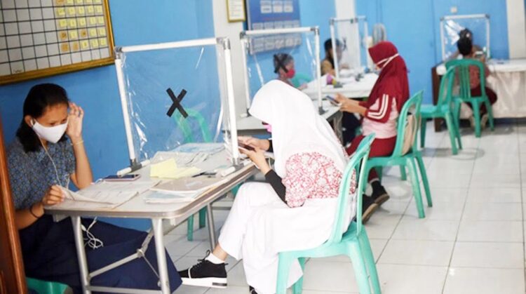 ILUSTRASI— Pelajar melakukan kegiatan pembelajaran jarak jauh (PJJ) di tengah pandemi Covid-19.