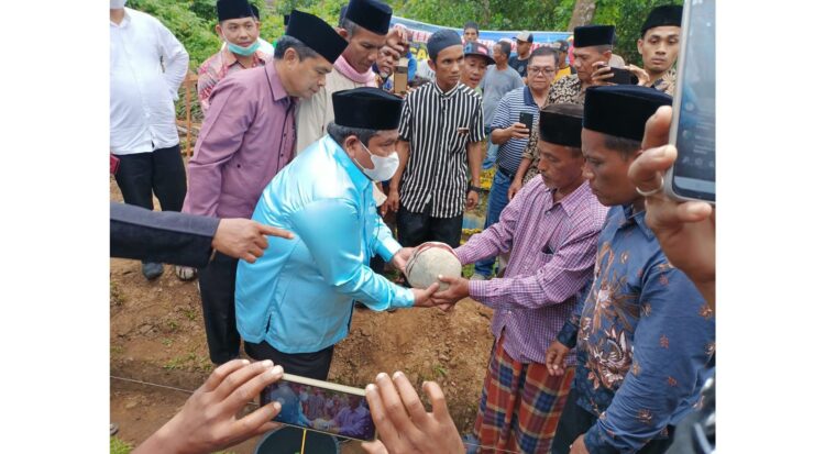 Bupati Padangpariaman, Suhatri Bur, kemarin, meletakkan batu pertama pembangunan cagar budaya kuburan sibohong Syekh Burhanuddin di Tanjung Medan, Kecamatan Ulakan Tapakis, Kabupaten Padangpariaman.