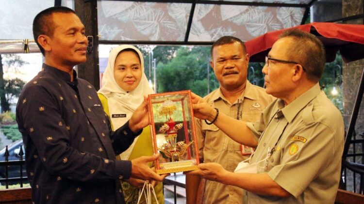 CENDERA MATA— Wali Kota Pariaman Genius Umar serahkan cendera mata kepada tamunya dari Kementerian Pertanian (Kementan) saat berkunjung ke Pariaman kemarin.