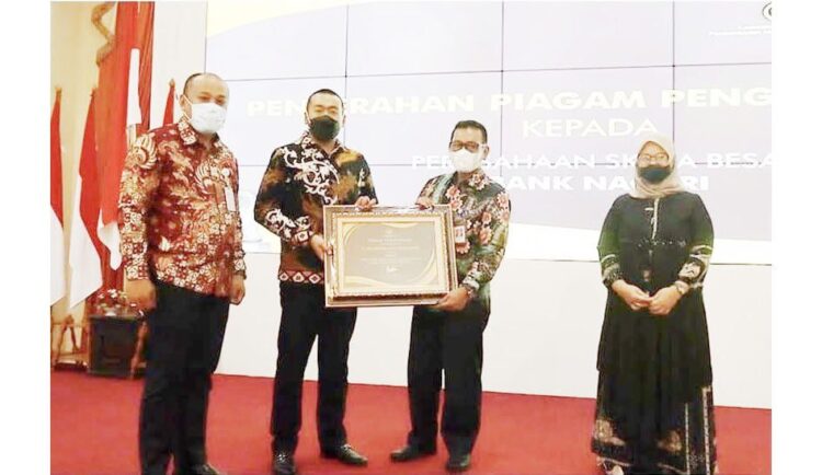 PENGHARGAAN— Wakil Gubernur Sumbar Audy Joinaldy didampingi Deputi Direktur Wilayah BP Jamsostek Sumbar Riau, Eko Yuyulianda menyerahkan penghargaan Paritrana Award 2020 kepada Direktur Utama Bank Nagari Muhamad Irsyad di Gubernuran Padang, Kamis (21/10).