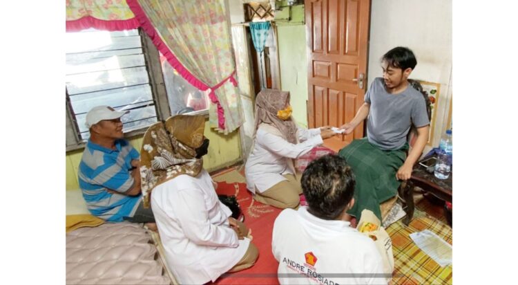 Bankir Muda Lumpuh Usai Operasi di Kota Padang, Andre Rosiade Kirim Bantuan 1 SERAHKAN BANTUAN— Pengurus DPD Gerindra Sumbar menyerhakan bantuan uang tunai dan sembako dari Andre Rosiade kepada Rio yang menderita lumpuh di Gates, Lubukbegalung, Padang.
