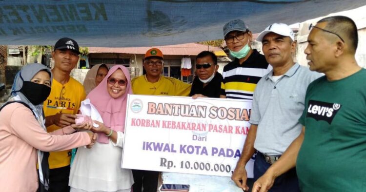 SERAHKAN BANTUAN— Ketua IKWAL Kota Padang, Aprizal Cai didampingi jajaran pengurus, Sabtu (2/10) menyerahkan bantuan sosial korban kebakaran Pasar Kambang yang terjadi 23 September 2021 lalu.