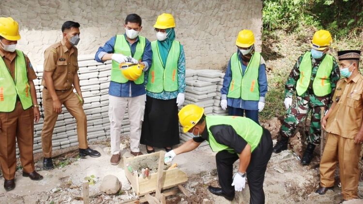 BATU PERTAMA--Peletakan batu pertama pembangunan bantuan stimulan perumahan swdaya (BSPS) dari dana alokasi khusus dan APBD tahun 2021.