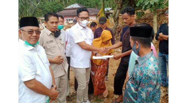 BANTUAN KORBAN LONGSOR— Pengurus DPD Gerindra Sumbar dan DPC Gerindra Padangpariaman menyerahkan bantuan untuk korban bencana longsor di Lubuk Alung, Padangpariaman.