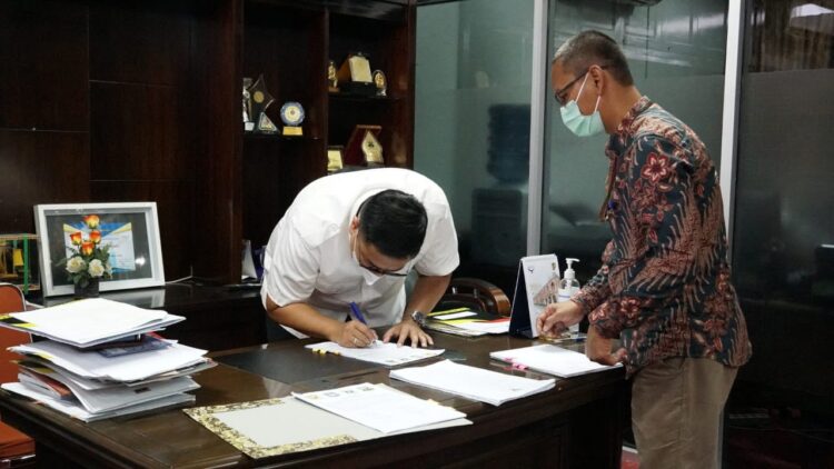 TANDATANGANI— Wabup Tanahdatar Richi menandatangani berita acara kesepakatan batas daerah antara Kabupaten Tanahdatar dengan Kabupaten Sijunjung serta Kabupaten Solok.