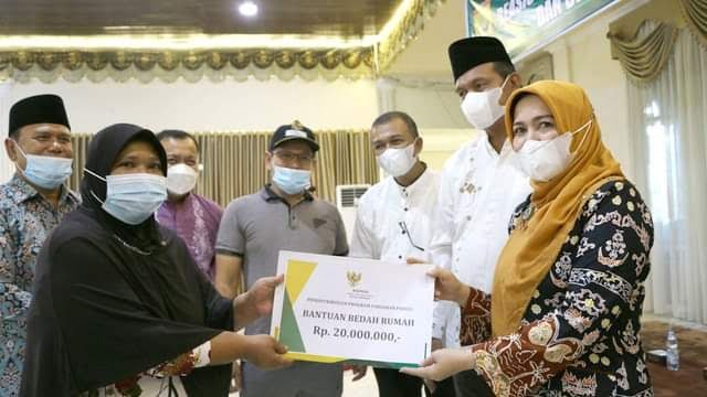 Baznas Kota Pariaman Salurkan Bantuan Mustahik 1 Badan Amil Zakat Nasional (Baznas) Kota Pariaman, kembali menyalurkan bantuan kepada para mustahik yang ada di Kota Pariaman. Bantuan tersebut berupa bedah rumah dalam program pariaman peduli, dan program pariaman cerdas berupa beasiswa untuk mahasiswa regular.
